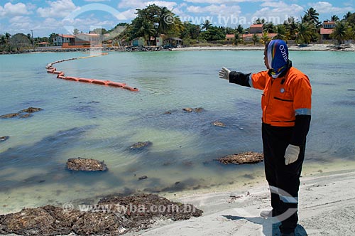  Fixação de barreiras para contenção de óleo na foz do Rio Timbó  - Ilha de Itamaracá - Pernambuco (PE) - Brasil