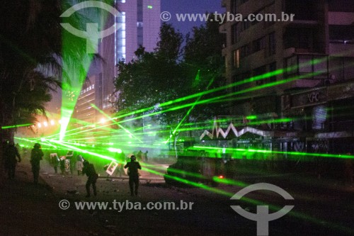 Manifestações contra o governo do presidente Sebastián Piñera, a desigualdade social e a repressão - Manifestantes utilizando lasers para evitar reconhecimento facial - Santiago - Província de Santiago - Chile