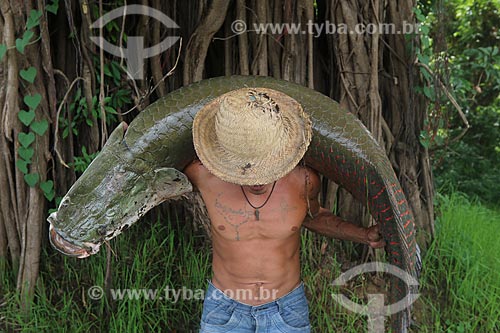 Pescador carregando Pirarucu (Arapaima gigas) - Reserva de Desenvolvimento Sustentável Piagaçu-Purus  - Beruri - Amazonas (AM) - Brasil