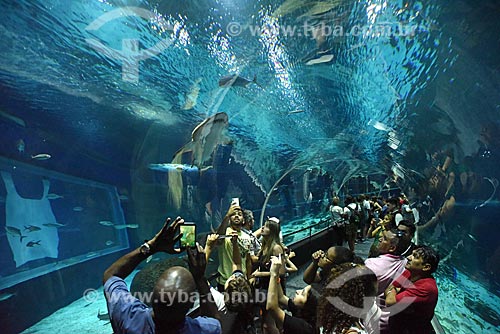  Visitantes no interior do AquaRio - aquário marinho da cidade do Rio de Janeiro  - Rio de Janeiro - Rio de Janeiro (RJ) - Brasil