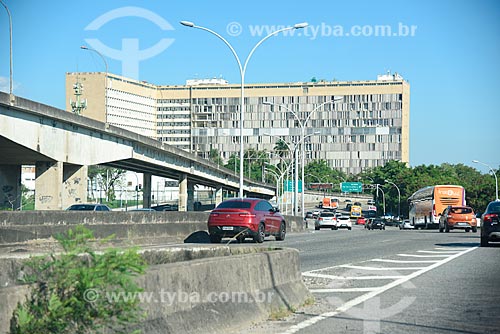  Tráfego na Linha Vermelha com o Hospital Universitário Clementino Fraga Filho ao fundo  - Rio de Janeiro - Rio de Janeiro (RJ) - Brasil