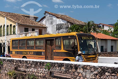  Ônibus escolar na Ponte de Pedra (1860) - Sobre o Rio Lençóis  - Lençóis - Bahia (BA) - Brasil