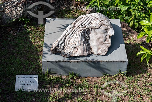  Obra de Arte em pedra sabão (O Homem Feio Sonha Lindo), autor: Marcos Zacariades - Exibição no museu a céu aberto de Igatu  - Andaraí - Bahia (BA) - Brasil