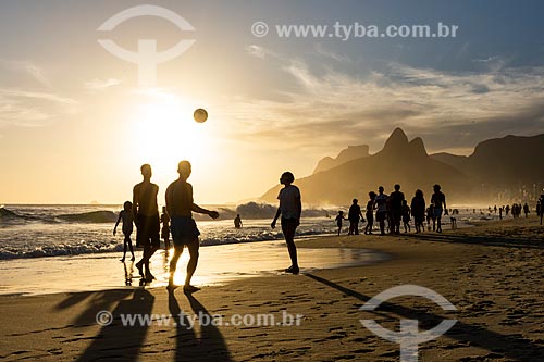  Banhistas jogando futebol (altinha) na orla da Praia de Ipanema com o Morro Dois Irmãos ao fundo  - Rio de Janeiro - Rio de Janeiro (RJ) - Brasil