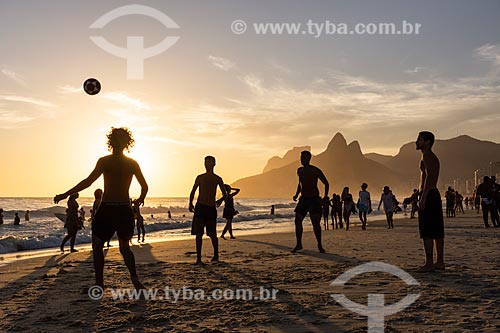  Banhistas jogando futebol (altinha) na orla da Praia de Ipanema com o Morro Dois Irmãos ao fundo  - Rio de Janeiro - Rio de Janeiro (RJ) - Brasil