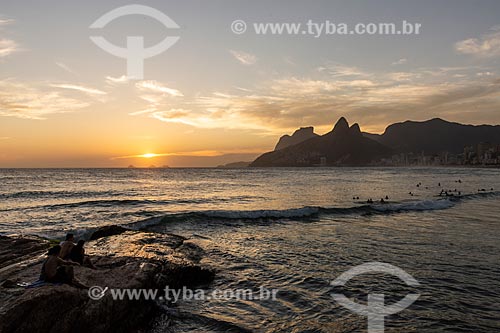  Pessoas observando o pôr do sol a partir da Pedra do Arpoador  - Rio de Janeiro - Rio de Janeiro (RJ) - Brasil