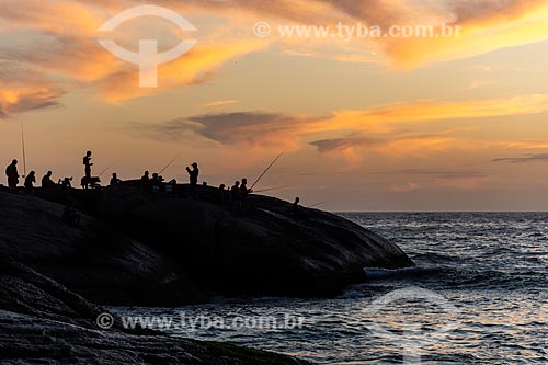  Pescadores na Pedra do Arpoador ao pôr do sol  - Rio de Janeiro - Rio de Janeiro (RJ) - Brasil