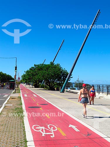  Pessoas caminhando na Nova Orla do Guaíba  - Porto Alegre - Rio Grande do Sul (RS) - Brasil