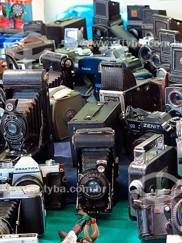  Máquinas fotográficas antigas à venda na Feira de artesanato do Brique da Redenção - Parque Farroupilha - também conhecido como Parque da Redenção  - Porto Alegre - Rio Grande do Sul (RS) - Brasil