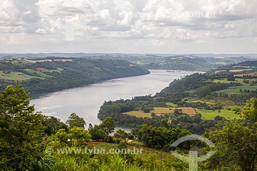  Vista do Rio Uruguai com pequenas propriedades rurais na margem - Divisa entre Santa Catarina e Rio Grande do Sul  - Barra do Guarita - Rio Grande do Sul (RS) - Brasil