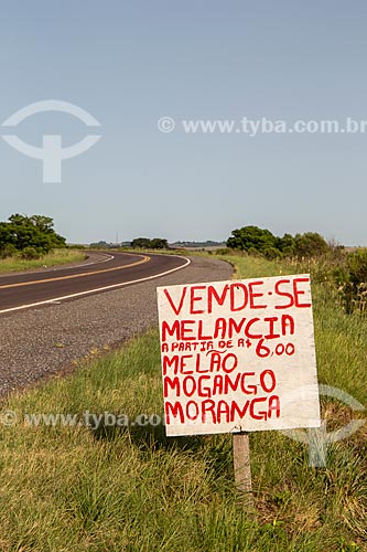  Placa anunciando venda de frutas na beira da rodovia BR-290  - Rosário do Sul - Rio Grande do Sul (RS) - Brasil