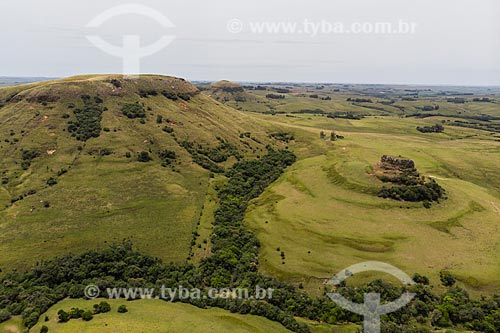  Foto feita com drone do Cerro Torneado e paisagem de coxilhas dos campos sulinos  - Rosário do Sul - Rio Grande do Sul (RS) - Brasil