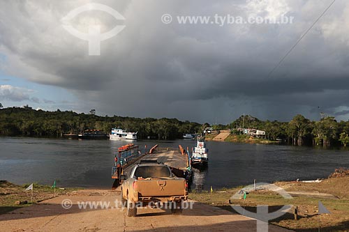  Carros fazendo travessia de rio em balsa - Reserva de Desenvolvimento Sustentável Igapó-Açu  - Borba - Amazonas (AM) - Brasil