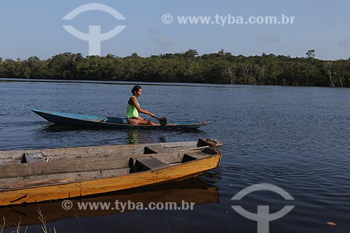  Ribeirinhos em canoa no rio - Reserva de Desenvolvimento Sustentável Igapó-Açu  - Borba - Amazonas (AM) - Brasil