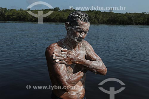  Ribeirinho tomando banho no rio - Reserva de Desenvolvimento Sustentável Igapó-Açu  - Borba - Amazonas (AM) - Brasil