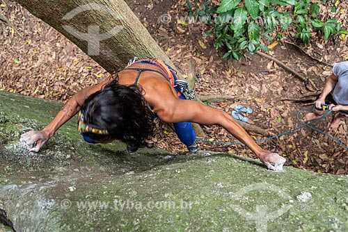  Mulher escalando rocha em meio a floresta  - Rio de Janeiro - Rio de Janeiro (RJ) - Brasil