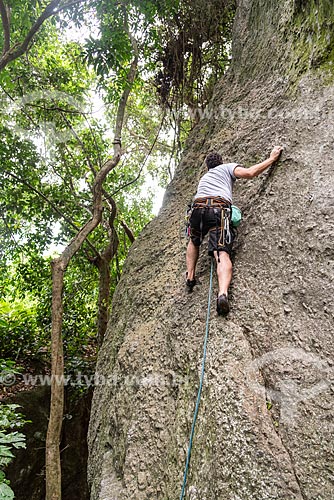  Homem escalando rocha em meio a floresta  - Rio de Janeiro - Rio de Janeiro (RJ) - Brasil