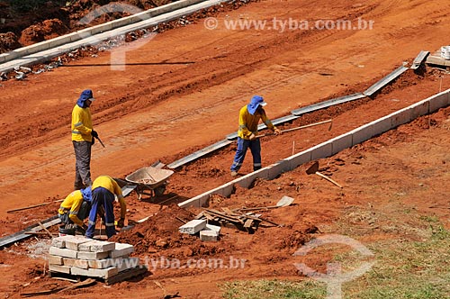  Operários trabalhando na colocação de meio fio em rua que vai ser pavimentada  - São José do Rio Preto - São Paulo (SP) - Brasil