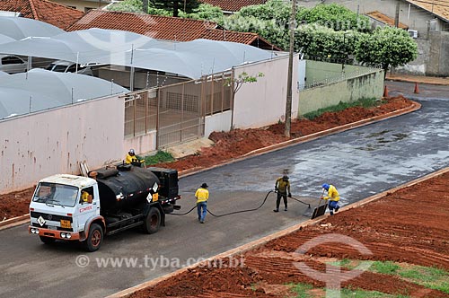  Trabalhador esparramando piche em rua que está sendo pavimentada  - São José do Rio Preto - São Paulo (SP) - Brasil