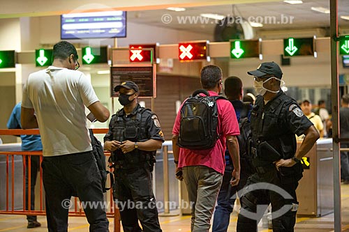  Bloqueio policial na estação Praça XV das barcas causa filas devido a checagem de documentos para comprovação de moradia em Niterói - Crise do Coronavírus  - Rio de Janeiro - Rio de Janeiro (RJ) - Brasil