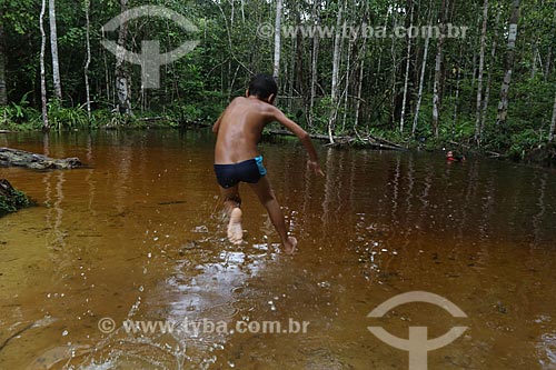  Criança brincando no igarapé Monte Horebe  - Manaus - Amazonas (AM) - Brasil