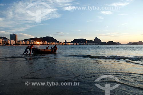  Pescadores levando barco para o mar na Praia de Copacabana durante a quarentena - Crise do Coronavírus  - Rio de Janeiro - Rio de Janeiro (RJ) - Brasil