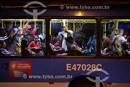  Passageiros na Estação Mato Alto do BRT durante a quarentena - Crise do Coronavírus  - Rio de Janeiro - Rio de Janeiro (RJ) - Brasil
