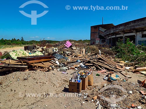  Lixo em terreno baldio próximo ao Estádio Antonio Braz Sessim  - Cidreira - Rio Grande do Sul (RS) - Brasil