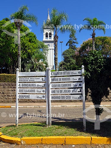  Placa com distâncias de Cotiporã e Igreja de Nossa Senhora da Saúde ao fundo  - Cotiporã - Rio Grande do Sul (RS) - Brasil