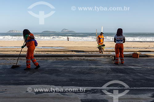  Funcionários da COMLURB limpado a orla da Praia do Leblon após ressaca  - Rio de Janeiro - Rio de Janeiro (RJ) - Brasil