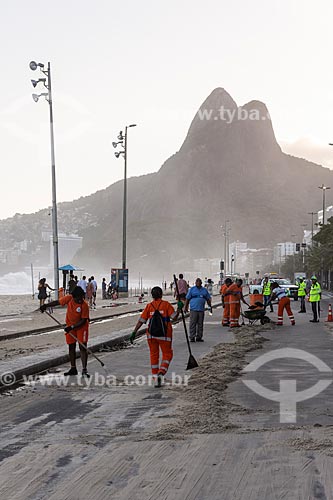  Funcionários da COMLURB limpado a orla da Praia do Leblon após ressaca  - Rio de Janeiro - Rio de Janeiro (RJ) - Brasil
