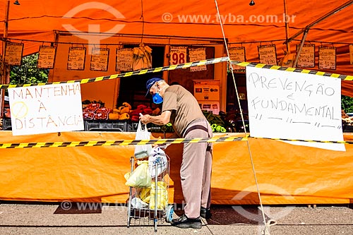  População vai as compras no Mercadão do Produtor durante a quarentena - Crise do Coronavírus  - Porto Alegre - Rio Grande do Sul (RS) - Brasil