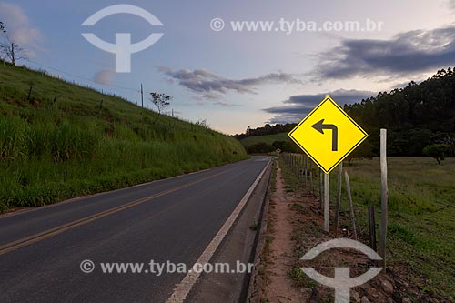 Placa de sinalização em trecho da Rodovia MG-353  - Guarani - Minas Gerais (MG) - Brasil
