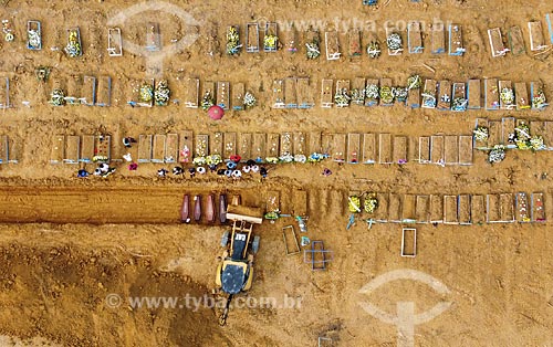  Foto feita com drone de enterros sendo feitos em valas comuns no Cemitério Nossa Senhora Aparecida - Crise do Coronavírus  - Manaus - Amazonas (AM) - Brasil