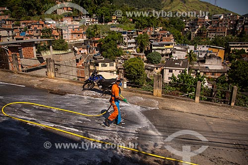  Higienização da comunidade Boca do Mato para combater o vírus da Covid-19 - Crise do Coronavírus  - Rio de Janeiro - Rio de Janeiro (RJ) - Brasil