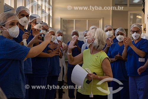  Casal de idosos (Marlene e Almir Belmonte), recebendo alta da Covid-19 no hospital Pedro Ernesto - Crise do Coronavírus  - Rio de Janeiro - Rio de Janeiro (RJ) - Brasil