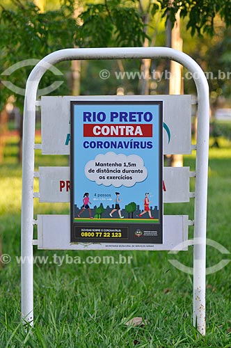  Placa recomendando distanciamento entre as pessoas ao fazerem exercícios fisicos - Crise do Coronavírus  - São José do Rio Preto - São Paulo (SP) - Brasil