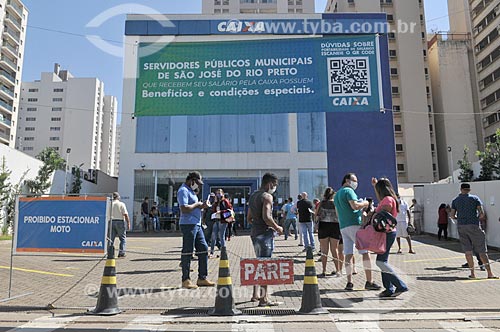  Fila em frente à agência da Caixa Econômica Federal para receber auxílio emergencial do governo - Crise do Coronavírus  - São José do Rio Preto - São Paulo (SP) - Brasil