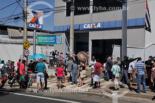  Fila em frente à agência da Caixa Econômica Federal para receber auxílio emergencial do governo - Crise do Coronavírus  - São José do Rio Preto - São Paulo (SP) - Brasil