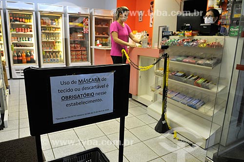  Placa indicando o uso obrigatório de máscara de proteção dentro de estabelecimentos comerciais - Crise do Coronavírus  - São José do Rio Preto - São Paulo (SP) - Brasil