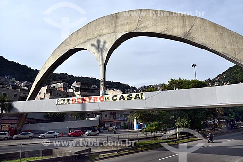  Faixa de alerta (FIQUE DENTRO DE CASA) na Passarela Niemeyer, sobre a Auto-estrada Lagoa-Barra - Favela da Rocinha - Crise do Coronavírus  - Rio de Janeiro - Rio de Janeiro (RJ) - Brasil