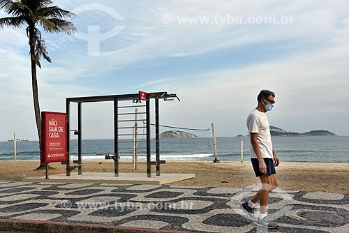  Pessoa caminhando sozinha no calçadão da orla da Praia de Ipanema usando máscara de proteção - Crise do Coronavírus  - Rio de Janeiro - Rio de Janeiro (RJ) - Brasil