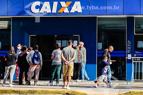  Fila em frente à agência da Caixa Econômica Federal para receber auxílio emergencial do governo - Crise do Coronavírus  - Capão da Canoa - Rio Grande do Sul (RS) - Brasil