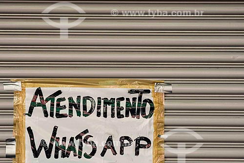  Cartaz na porta de loja informando  que só está funcionando por tele-entrega - Crise do Coronavírus  - Porto Alegre - Rio Grande do Sul (RS) - Brasil