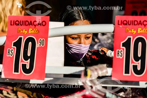  Mulher usando máscara de proteção na rua - Crise do Coronavírus  - Porto Alegre - Rio Grande do Sul (RS) - Brasil