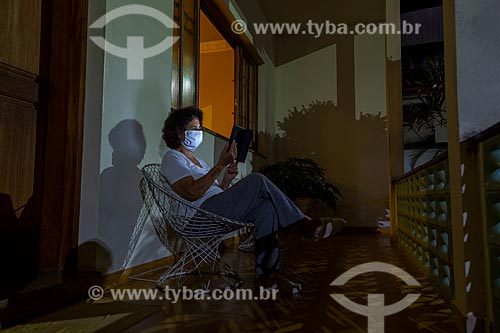  Mulher em casa com máscara de proteção durante período de quarentena - Crise do Coronavírus  - Guarani - Minas Gerais (MG) - Brasil