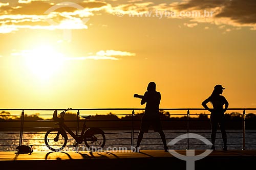  Pessoas vendo o pôr do sol na orla do Guaíba durante a crise do Coronavírus  - Porto Alegre - Rio Grande do Sul (RS) - Brasil
