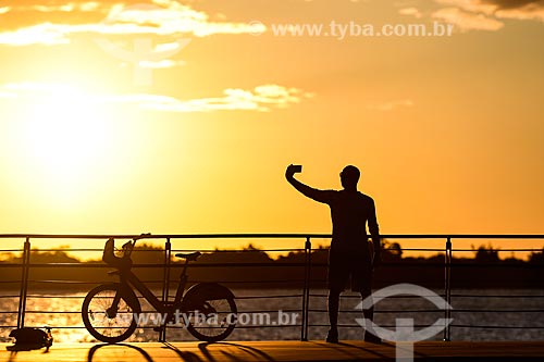  Pessoas vendo o pôr do sol na orla do Guaíba durante a crise do Coronavírus  - Porto Alegre - Rio Grande do Sul (RS) - Brasil