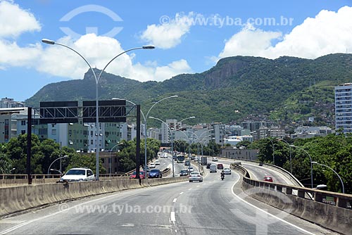  Tráfego no Viaduto Engenheiro Freyssinet (1974) - também conhecido como Viaduto da Paulo de Frontin  - Rio de Janeiro - Rio de Janeiro (RJ) - Brasil