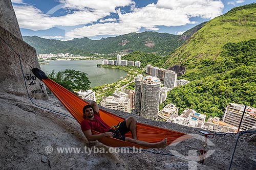  Detalhe de alpinista deitado na rede durante a escalada do Morro do Cantagalo  - Rio de Janeiro - Rio de Janeiro (RJ) - Brasil